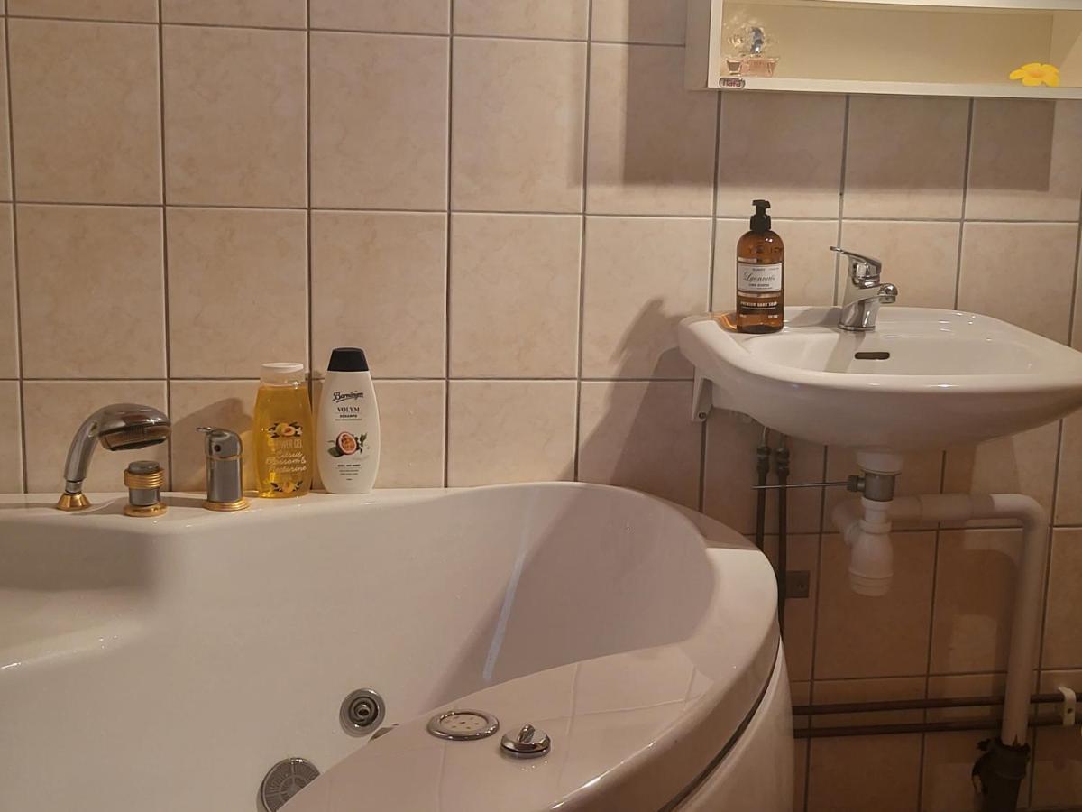 Minihus Med Stor Traedgardstomt Naera Golf Och Hav Villa Trosa Luaran gambar