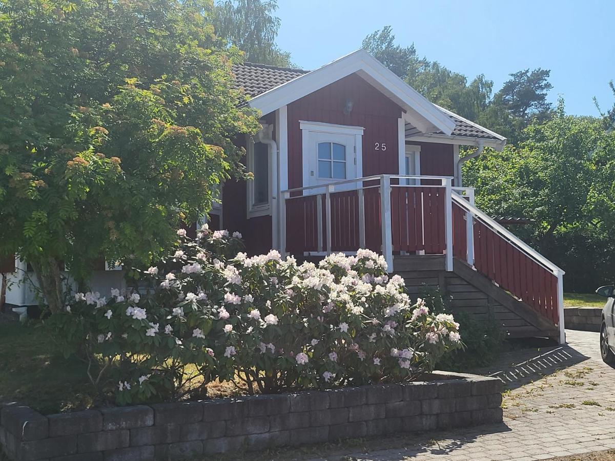 Minihus Med Stor Traedgardstomt Naera Golf Och Hav Villa Trosa Luaran gambar