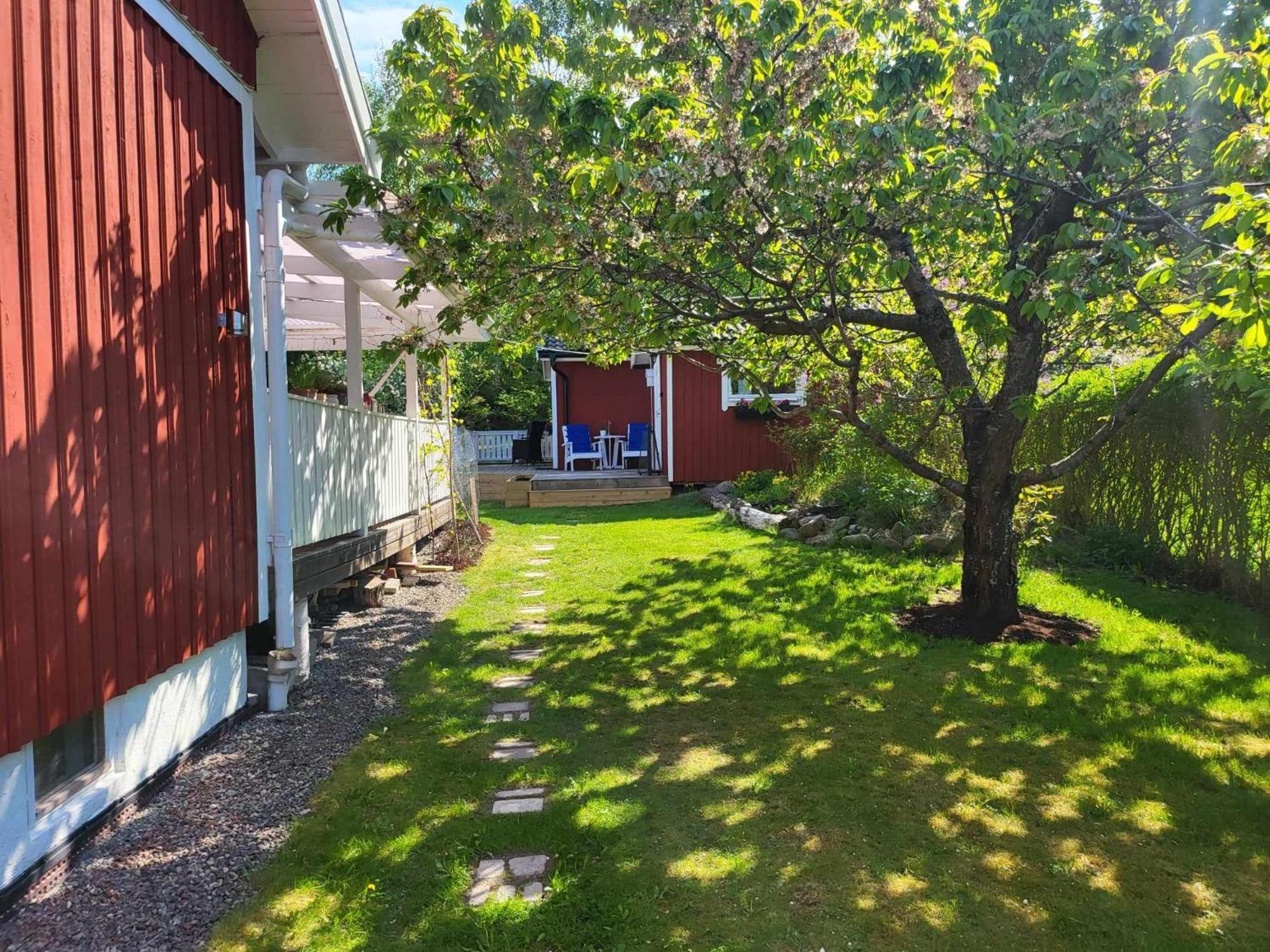 Minihus Med Stor Traedgardstomt Naera Golf Och Hav Villa Trosa Luaran gambar